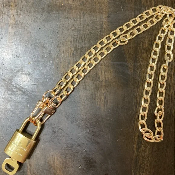 #321 Louis Vuitton lock and key with aftermarket chain - Picture 4 of 4